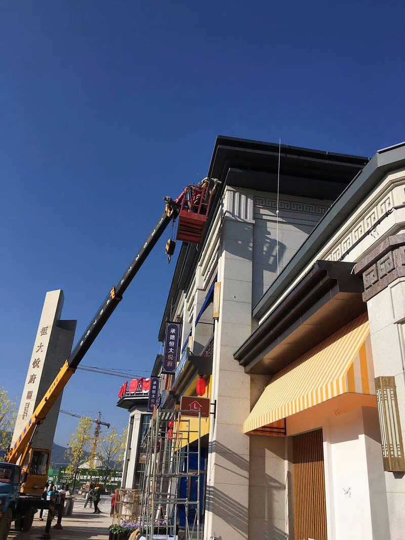 LED洗墻燈安裝現(xiàn)場(chǎng)